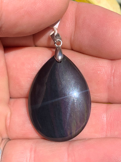 Obsidienne Arc-en-ciel, pendentif de 43 millimètres de hauteur x 25 mm de largeur x 10 millimètres. Vendu avec cordon noir réglable offert !