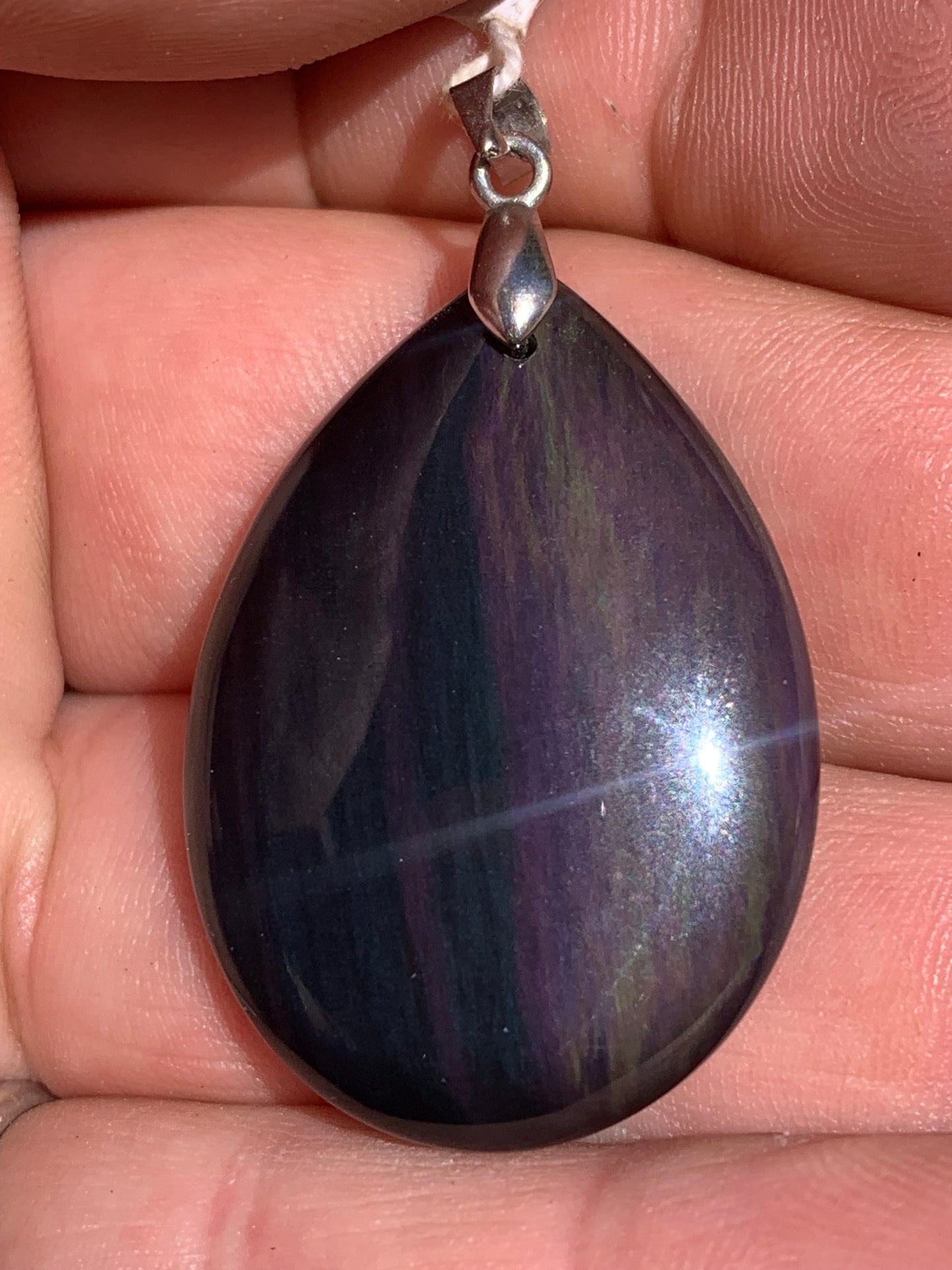 Obsidienne Arc-en-ciel, pendentif de 43 millimètres de hauteur x 25 mm de largeur x 10 millimètres. Vendu avec cordon noir réglable offert !