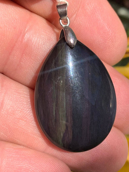 Obsidienne Arc-en-ciel, pendentif de 43 millimètres de hauteur x 25 mm de largeur x 10 millimètres. Vendu avec cordon noir réglable offert !