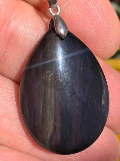 Obsidienne Arc-en-ciel, pendentif de 43 millimètres de hauteur x 25 mm de largeur x 10 millimètres. Vendu avec cordon noir réglable offert !