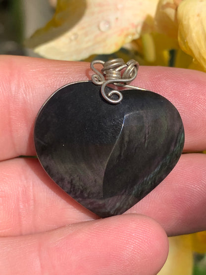 Obsidienne Arc-en-ciel, pendentif de 37 millimètres de hauteur x 32 mm de largeur x 10 millimètres. Vendu avec cordon noir réglable offert !