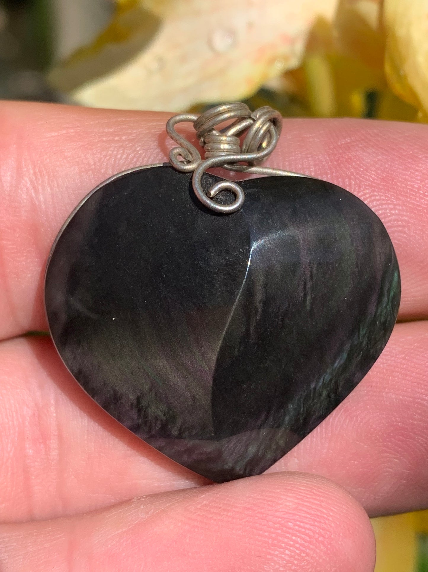 Obsidienne Arc-en-ciel, pendentif de 37 millimètres de hauteur x 32 mm de largeur x 10 millimètres. Vendu avec cordon noir réglable offert !