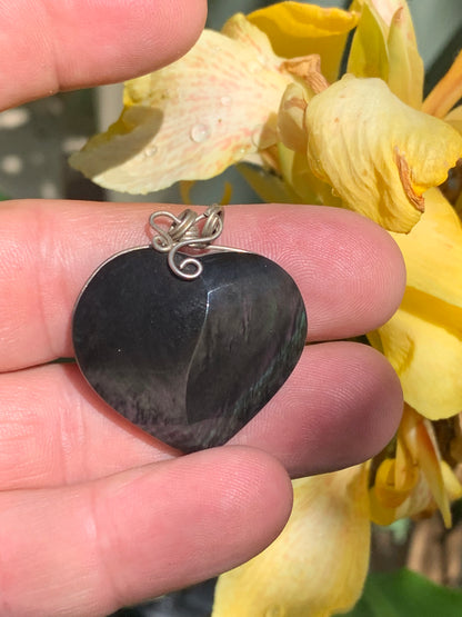 Obsidienne Arc-en-ciel, pendentif de 37 millimètres de hauteur x 32 mm de largeur x 10 millimètres. Vendu avec cordon noir réglable offert !