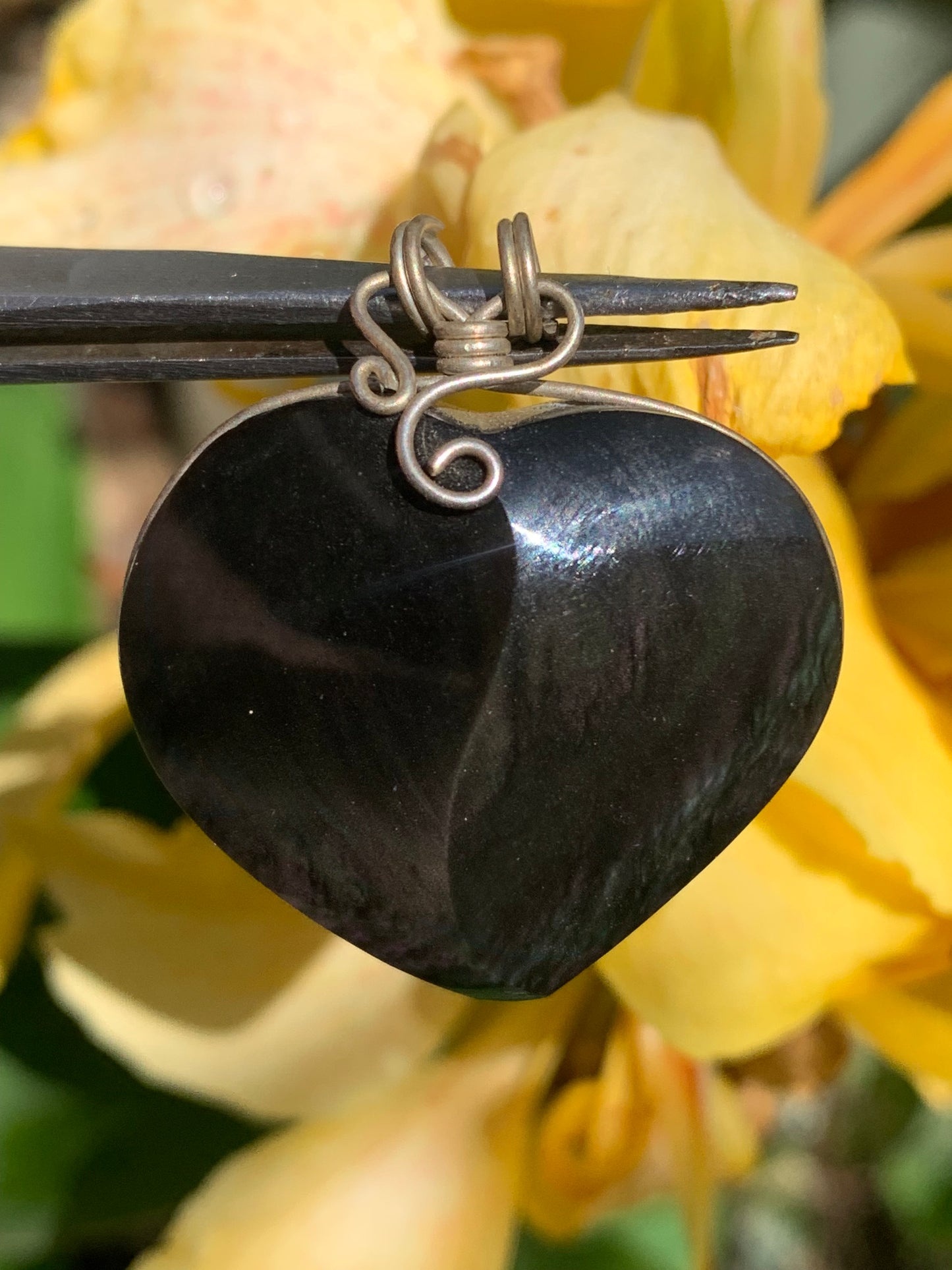 Obsidienne Arc-en-ciel, pendentif de 37 millimètres de hauteur x 32 mm de largeur x 10 millimètres. Vendu avec cordon noir réglable offert !