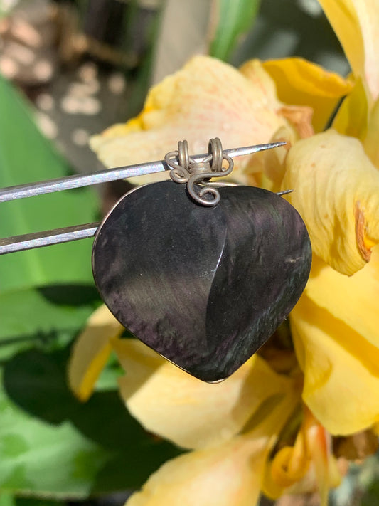 Obsidienne Arc-en-ciel, pendentif de 37 millimètres de hauteur x 32 mm de largeur x 10 millimètres. Vendu avec cordon noir réglable offert !
