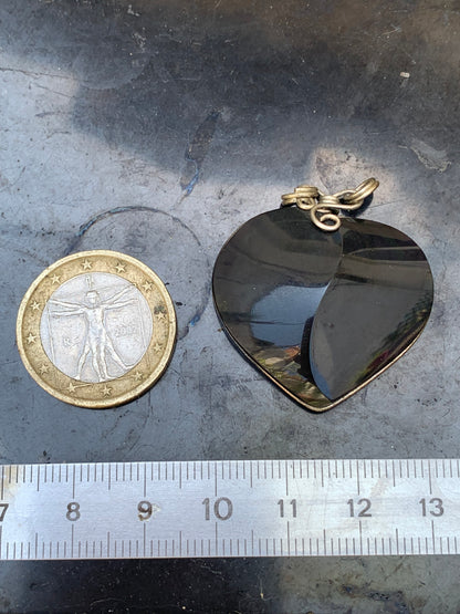 Obsidienne Arc-en-ciel, pendentif de 37 millimètres de hauteur x 32 mm de largeur x 10 millimètres. Vendu avec cordon noir réglable offert !