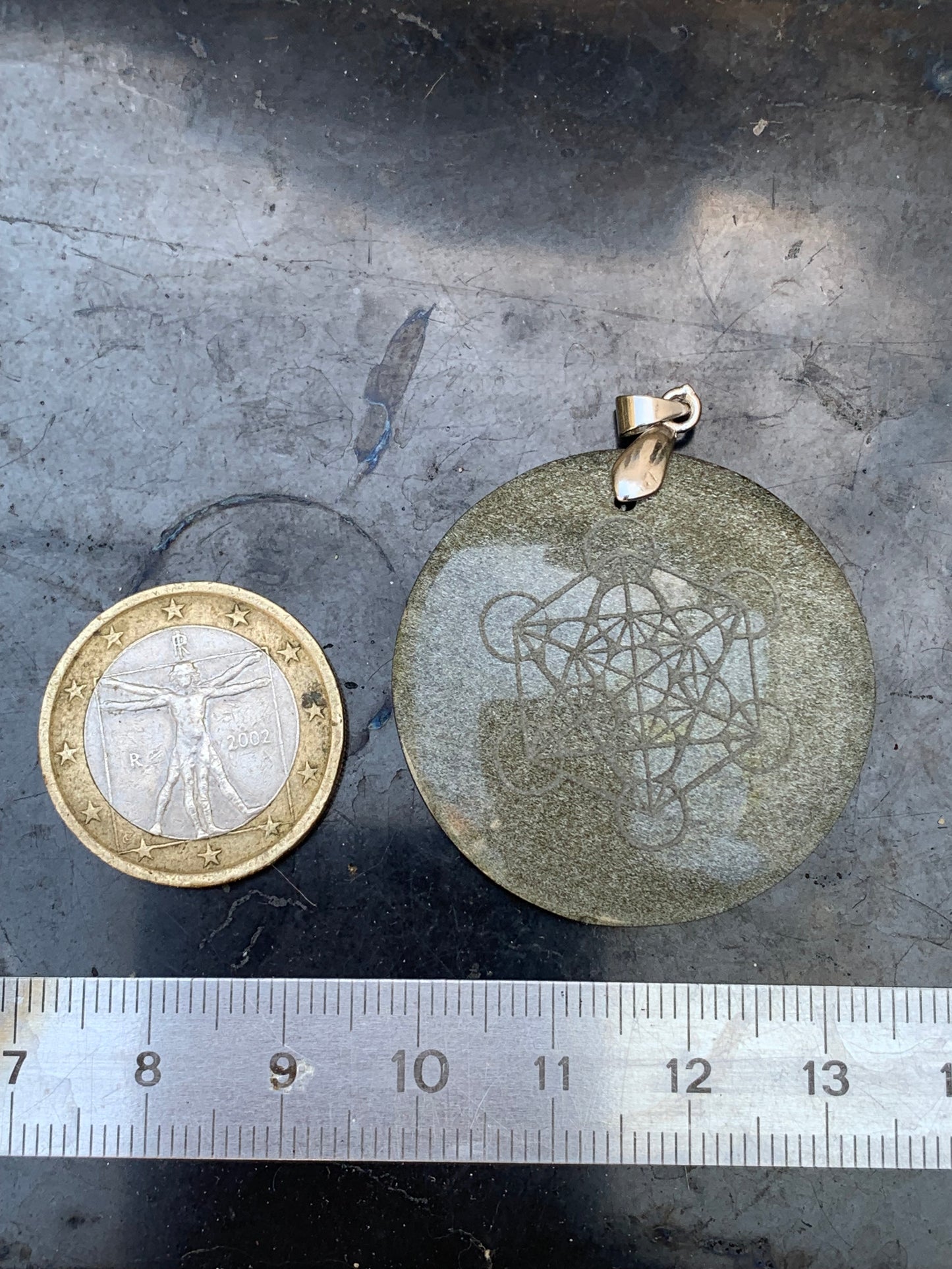 Obsidienne dorée, pendentif de 'Metatron', de 45mm de hauteur x 36 de largeur x 7 d'épaisseur, fait en France. Vendu avec cordon réglable de couleur noire offert !