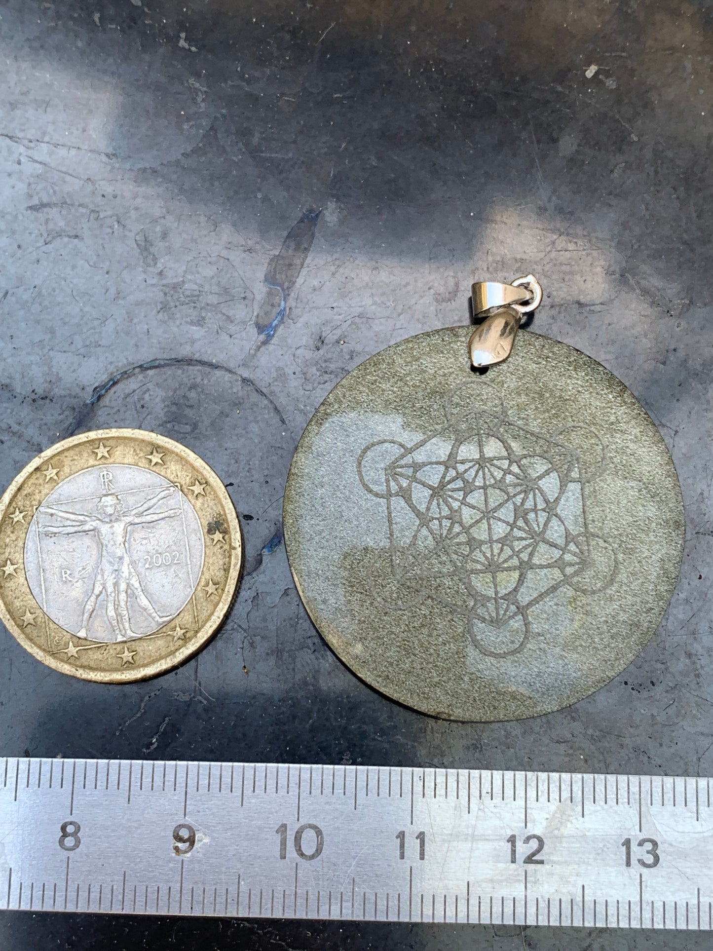 Obsidienne dorée, pendentif de 'Metatron', de 45mm de hauteur x 36 de largeur x 7 d'épaisseur, fait en France. Vendu avec cordon réglable de couleur noire offert !