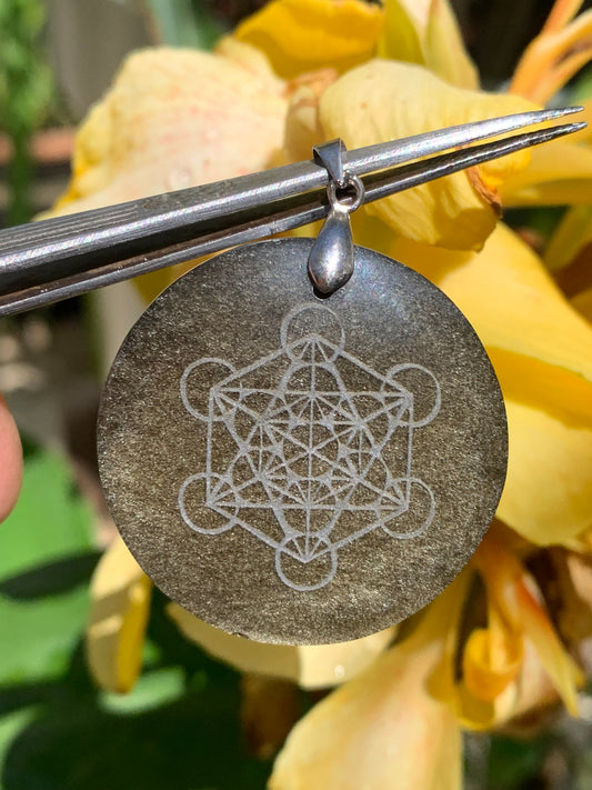 Obsidienne doré, pendentif de 'Metatron', de 45mm de hauteur x 36 de largeur x 7 d'épaisseur, fait en France. Vendu avec cordon réglable de couleur noire offert !