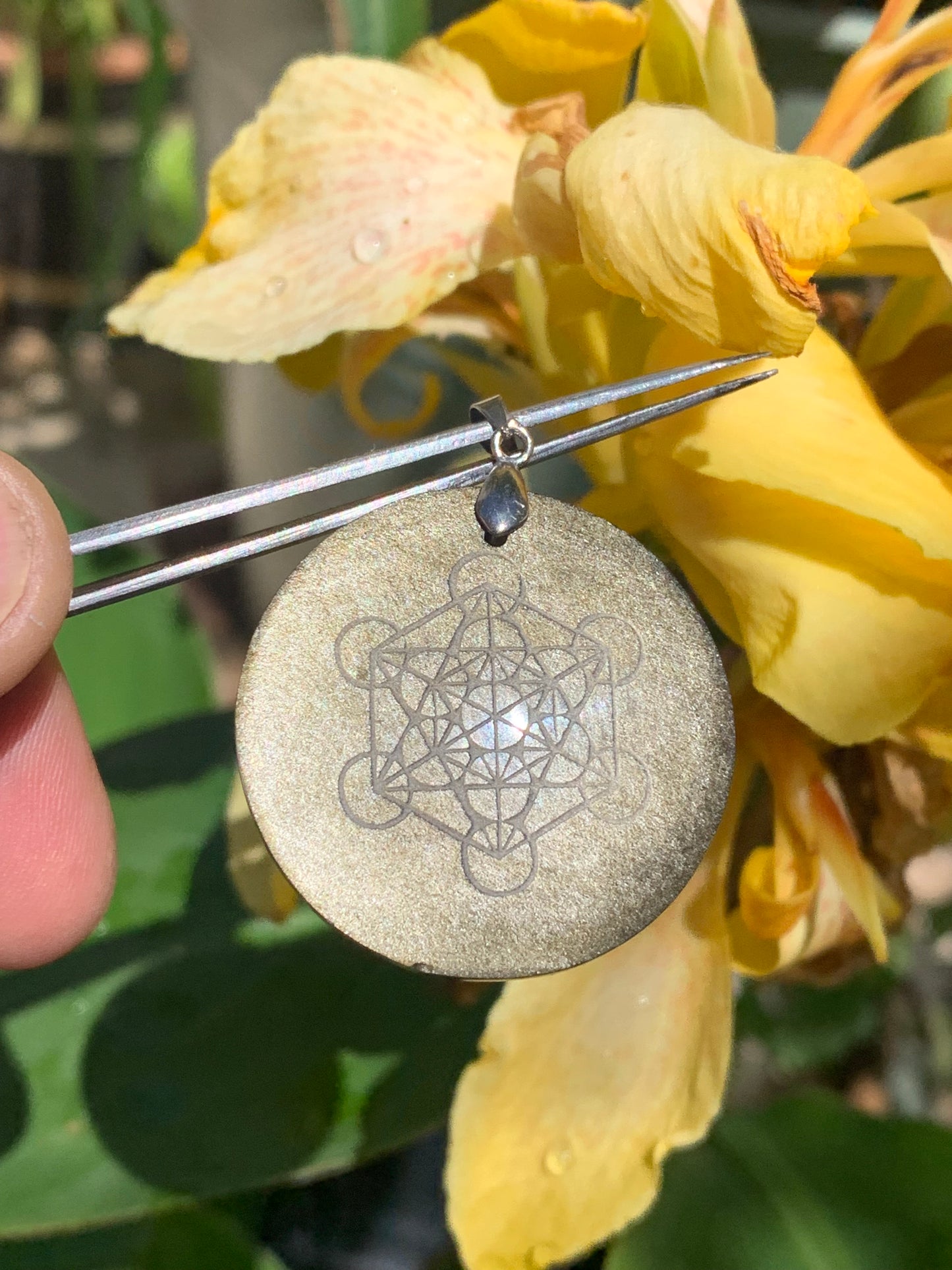 Obsidienne dorée, pendentif de 'Metatron', de 45mm de hauteur x 36 de largeur x 7 d'épaisseur, fait en France. Vendu avec cordon réglable de couleur noire offert !