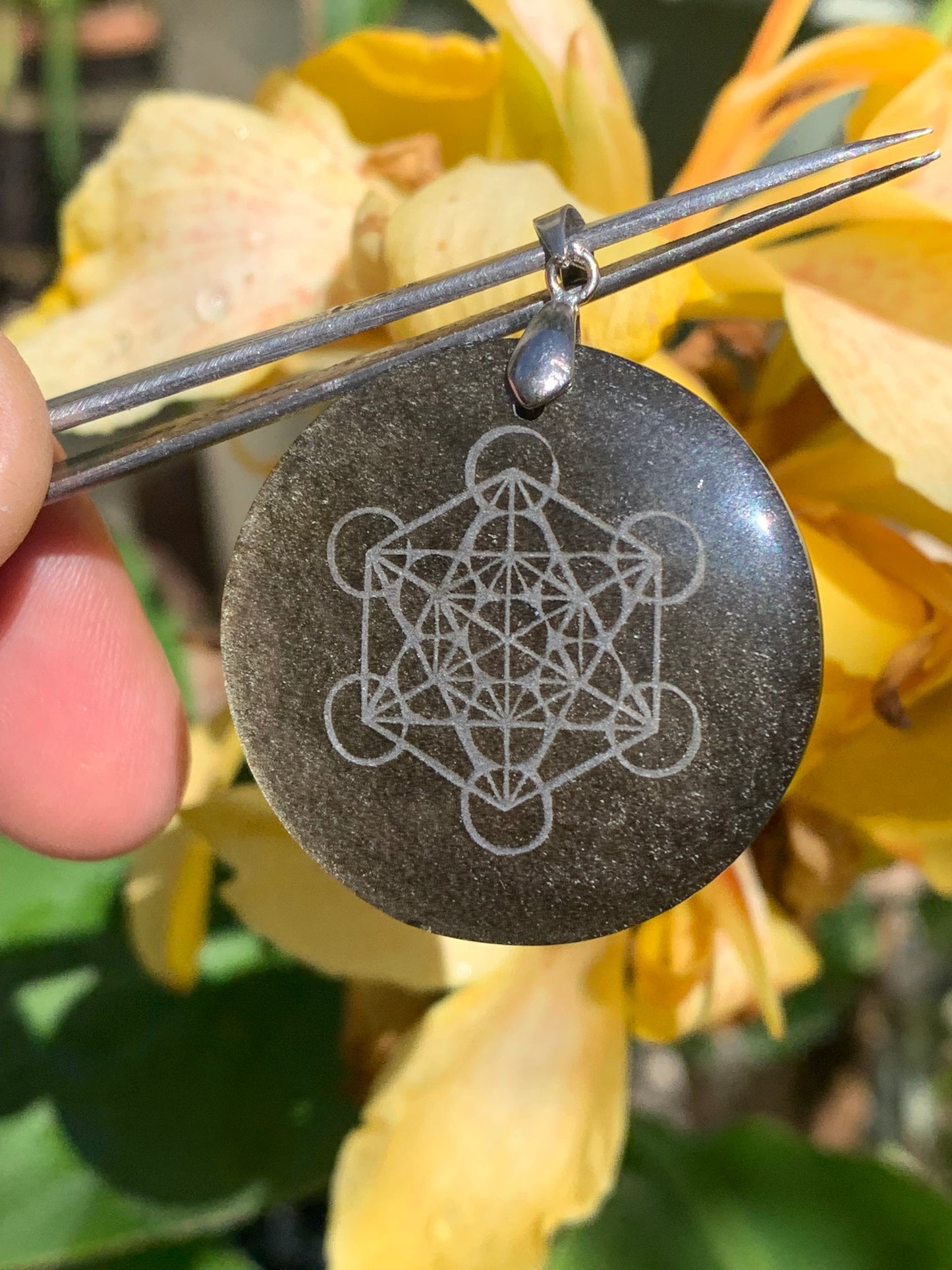 Obsidienne dorée, pendentif de 'Metatron', de 45mm de hauteur x 36 de largeur x 7 d'épaisseur, fait en France. Vendu avec cordon réglable de couleur noire offert !