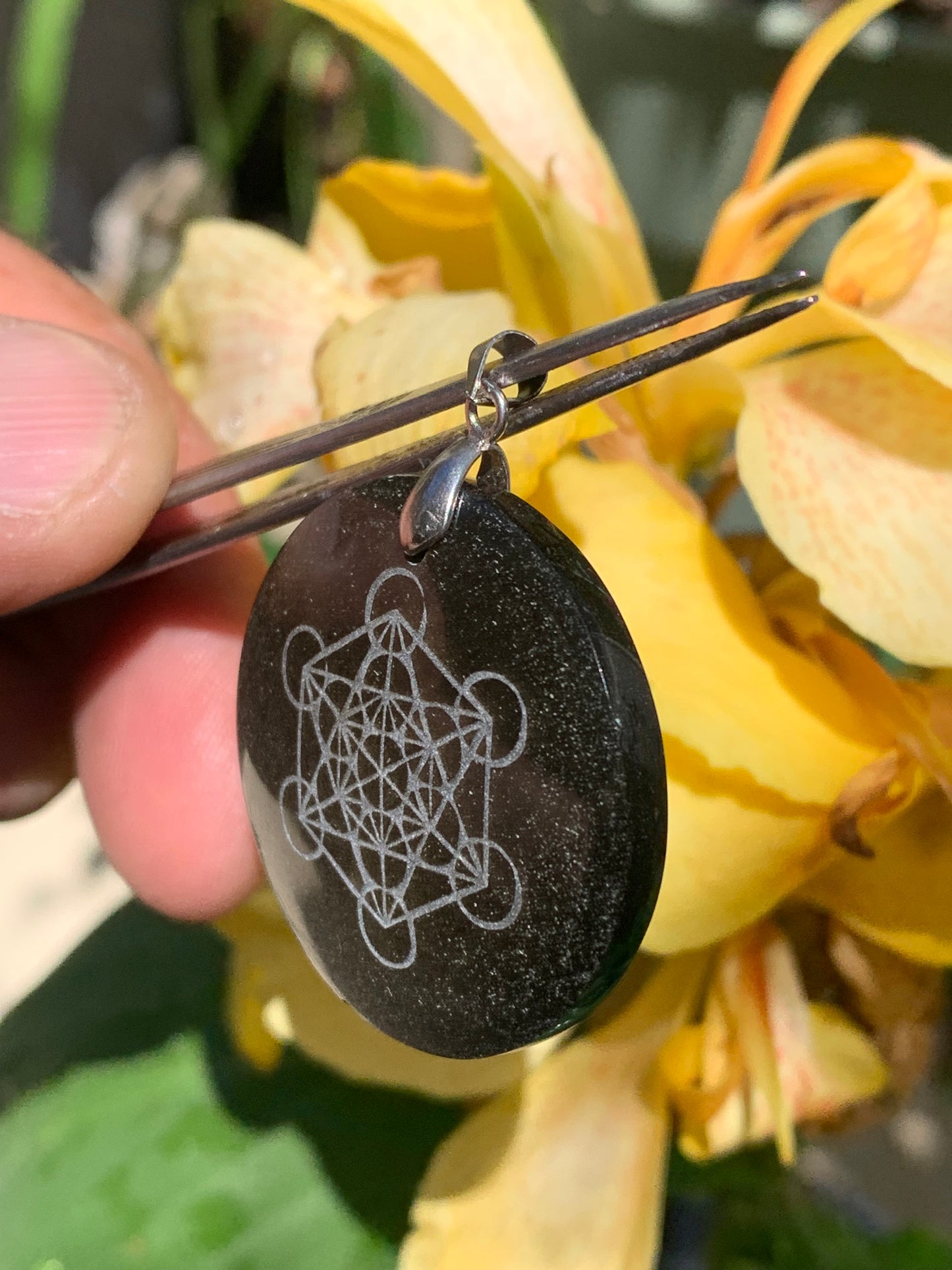 Obsidienne dorée, pendentif de 'Metatron', de 45mm de hauteur x 36 de largeur x 7 d'épaisseur, fait en France. Vendu avec cordon réglable de couleur noire offert !