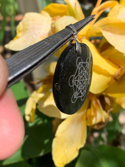 Obsidienne dorée, pendentif de 'Metatron', de 45mm de hauteur x 36 de largeur x 7 d'épaisseur, fait en France. Vendu avec cordon réglable de couleur noire offert !