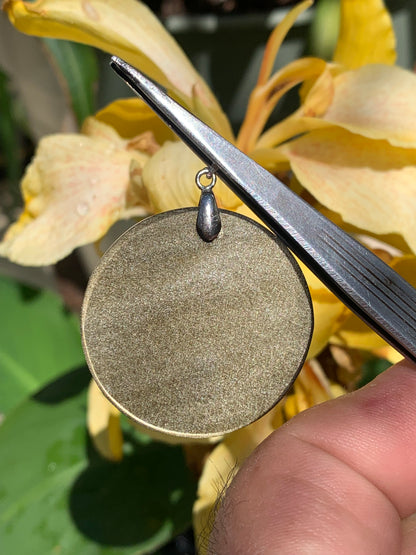 Obsidienne dorée, pendentif de 'Metatron', de 45mm de hauteur x 36 de largeur x 7 d'épaisseur, fait en France. Vendu avec cordon réglable de couleur noire offert !