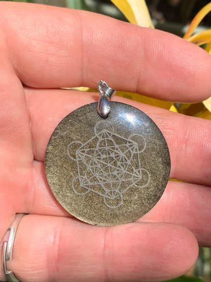 Obsidienne dorée, pendentif de 'Metatron', de 45mm de hauteur x 36 de largeur x 7 d'épaisseur, fait en France. Vendu avec cordon réglable de couleur noire offert !