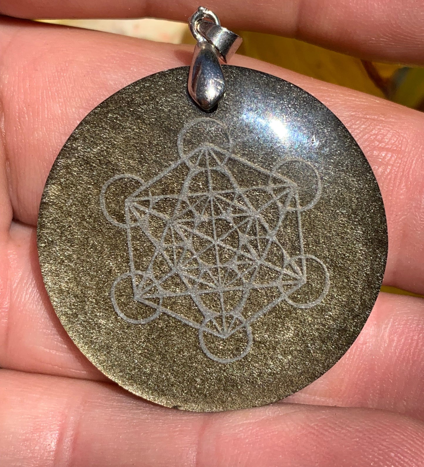 Obsidienne dorée, pendentif de 'Metatron', de 45mm de hauteur x 36 de largeur x 7 d'épaisseur, fait en France. Vendu avec cordon réglable de couleur noire offert !