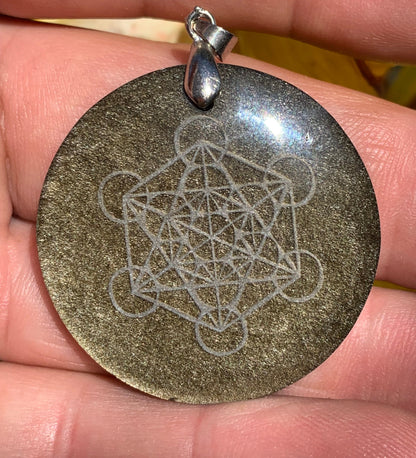Obsidienne dorée, pendentif de 'Metatron', de 45mm de hauteur x 36 de largeur x 7 d'épaisseur, fait en France. Vendu avec cordon réglable de couleur noire offert !