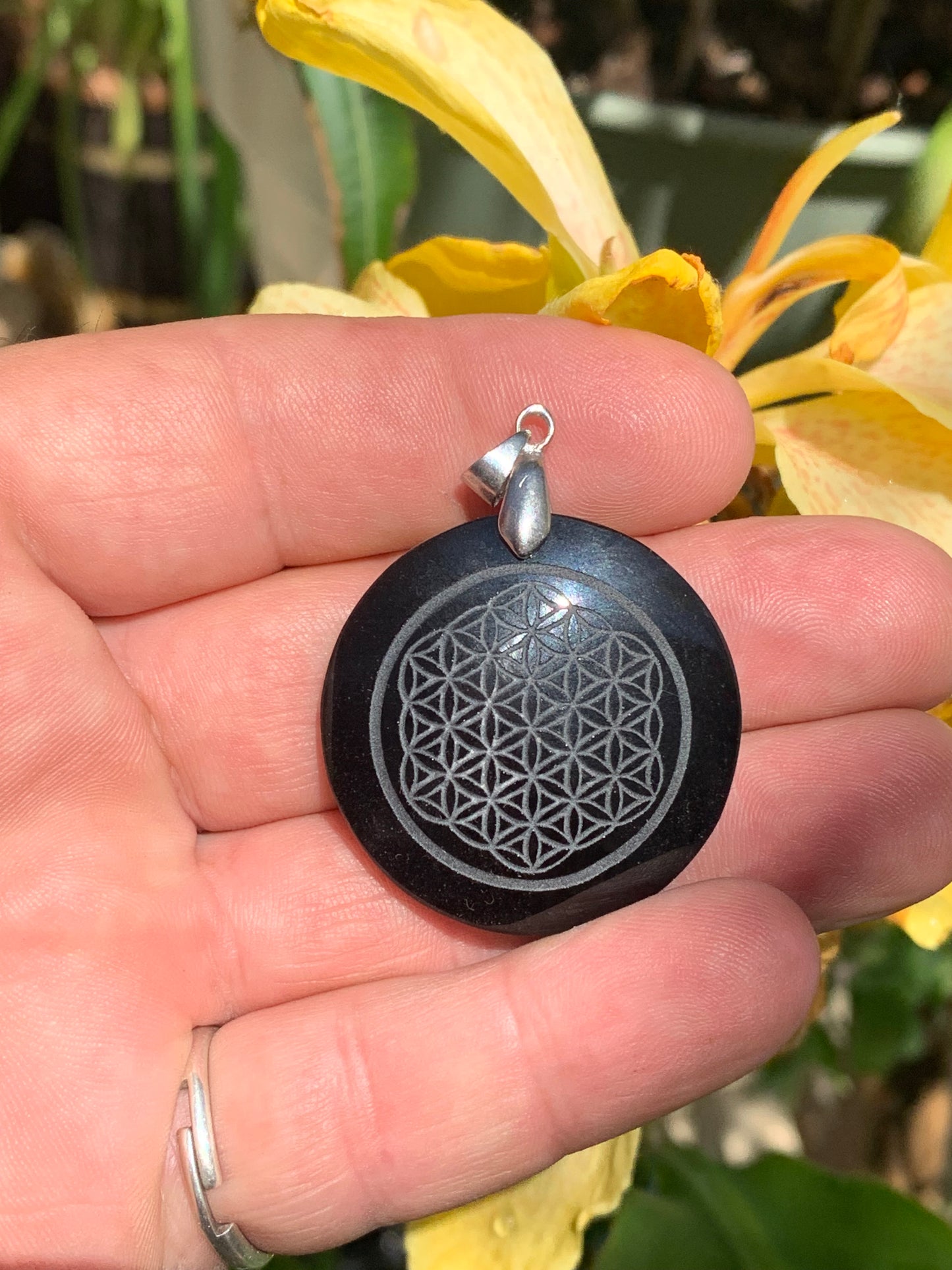 Obsidienne 'noire', pendentif 'Fleur de vie', de 45mm de hauteur x 36 de largeur x 7 d'épaisseur, fait en France. Vendu avec cordon réglable de couleur noire offert !