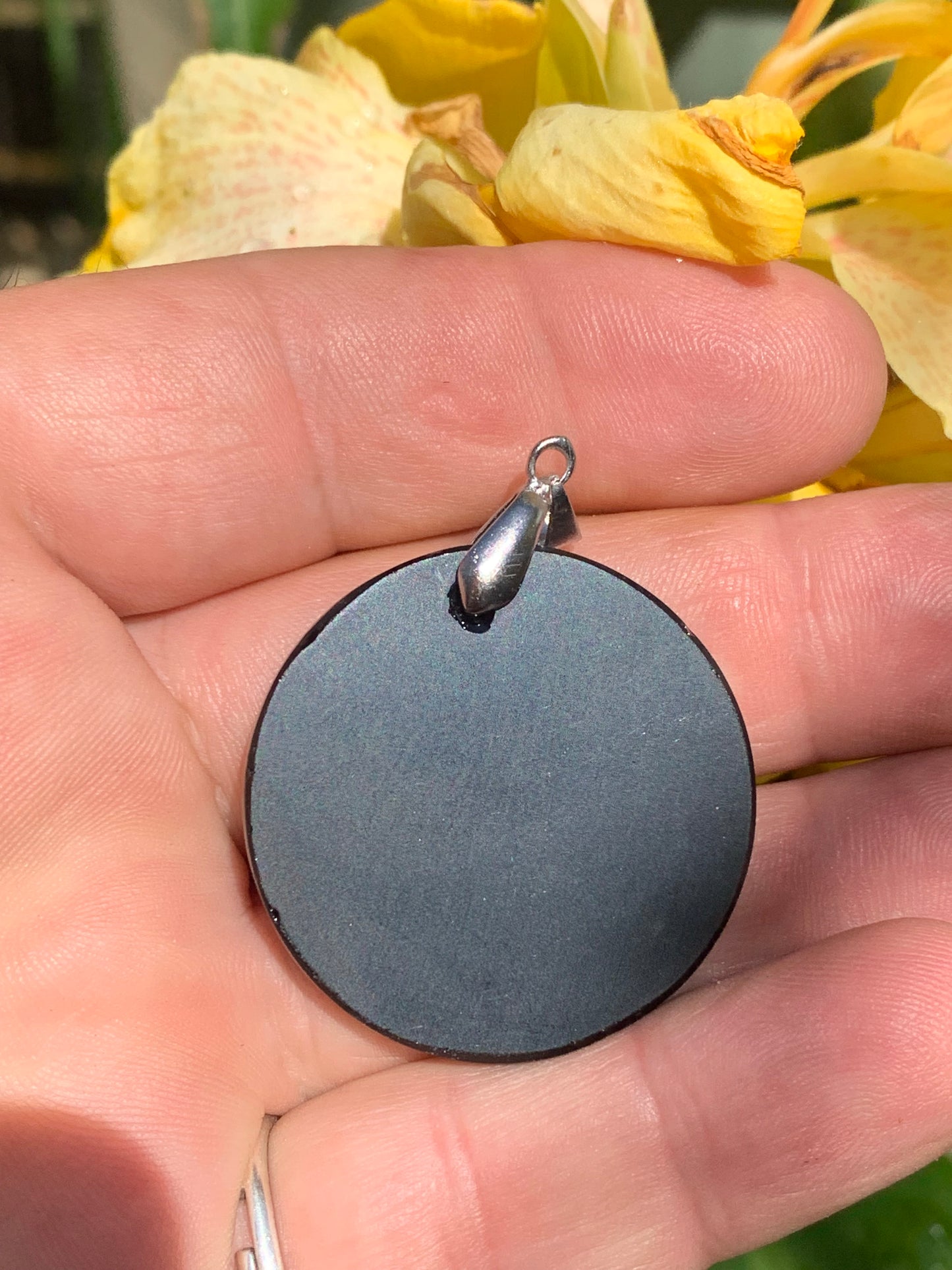 Obsidienne 'noire', pendentif 'Fleur de vie', de 45mm de hauteur x 36 de largeur x 7 d'épaisseur, fait en France. Vendu avec cordon réglable de couleur noire offert !