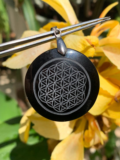 Obsidienne 'noire', pendentif 'Fleur de vie', de 45mm de hauteur x 36 de largeur x 7 d'épaisseur, fait en France. Vendu avec cordon réglable de couleur noire offert !