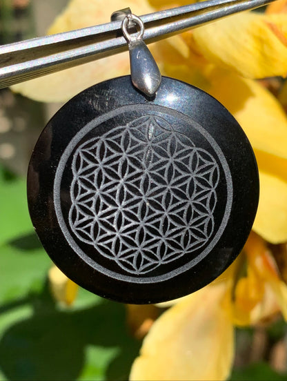 Obsidienne 'noire', pendentif 'Fleur de vie', de 45mm de hauteur x 36 de largeur x 7 d'épaisseur, fait en France. Vendu avec cordon réglable de couleur noire offert !