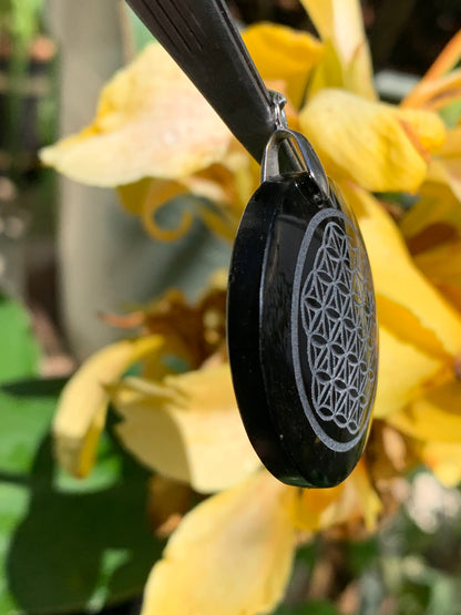 Obsidienne 'noire', pendentif 'Fleur de vie', de 45mm de hauteur x 36 de largeur x 7 d'épaisseur, fait en France. Vendu avec cordon réglable de couleur noire offert !