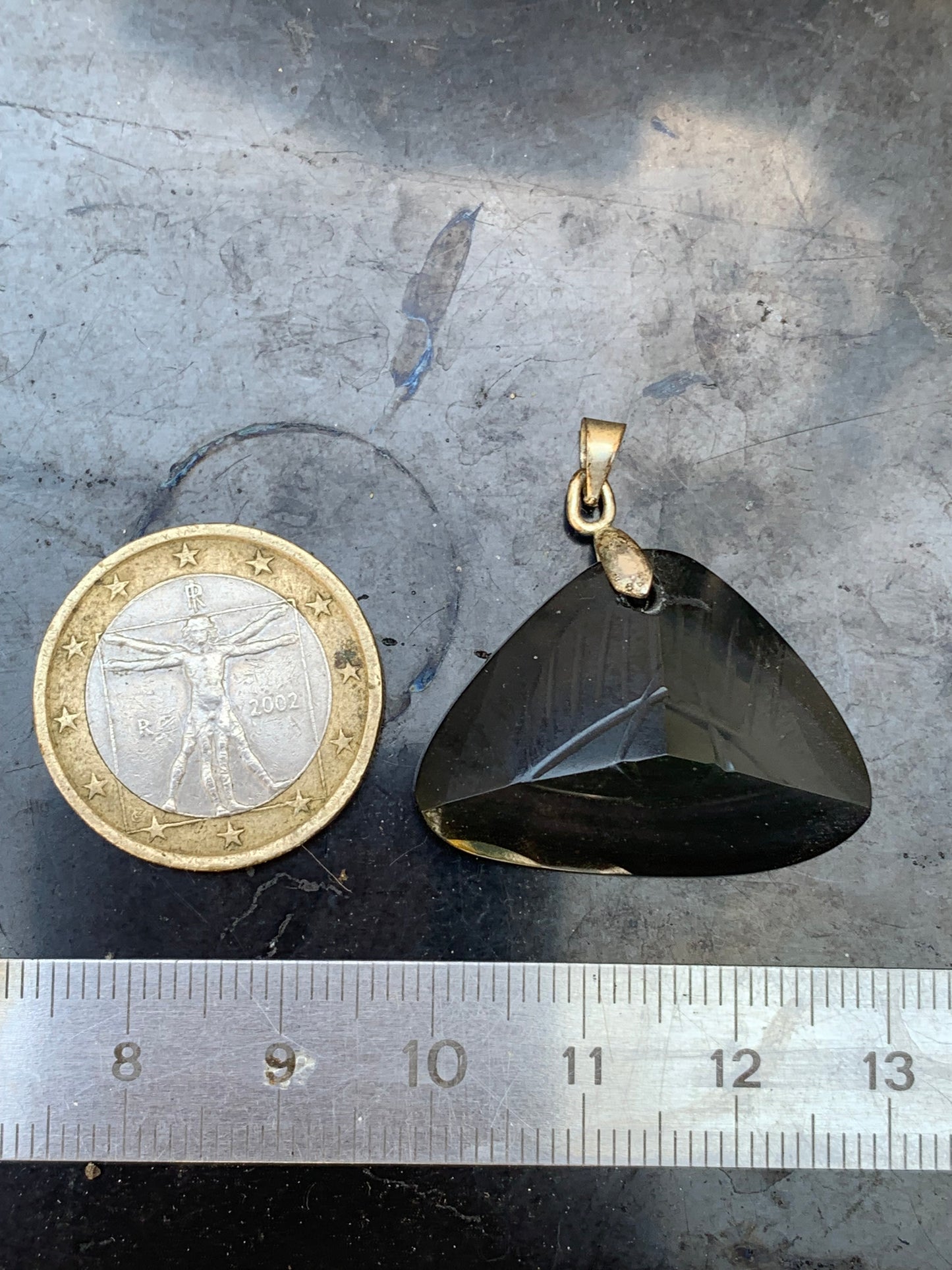 Obsidienne 'Oeil céleste', pendentif avec gravure d'un oeil, de 32mm de hauteur x 32 de largeur x 9 d'épaisseur, fait en France. Vendu avec cordon réglable de couleur noire offert !