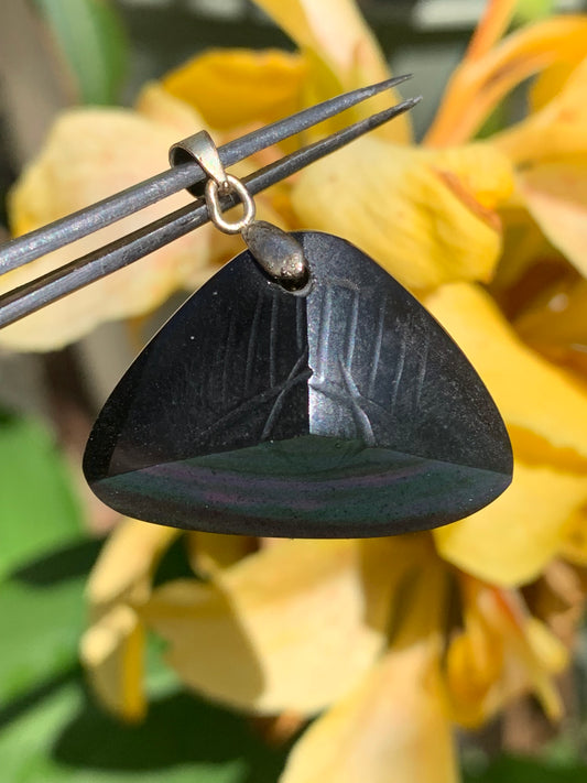 Obsidienne 'Oeil céleste', pendentif avec gravure d'un oeil, de 32mm de hauteur x 32 de largeur x 9 d'épaisseur, fait en France. Vendu avec cordon réglable de couleur noire offert !