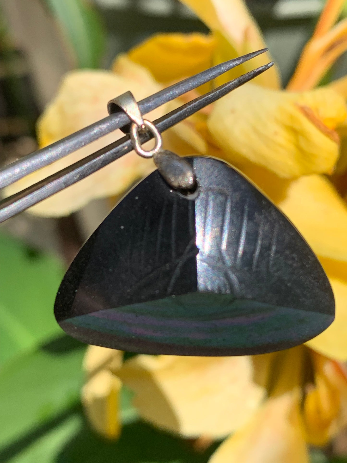 Obsidienne 'Oeil céleste', pendentif avec gravure d'un oeil, de 32mm de hauteur x 32 de largeur x 9 d'épaisseur, fait en France. Vendu avec cordon réglable de couleur noire offert !