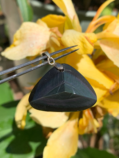 Obsidienne 'Oeil céleste', pendentif avec gravure d'un oeil, de 32mm de hauteur x 32 de largeur x 9 d'épaisseur, fait en France. Vendu avec cordon réglable de couleur noire offert !