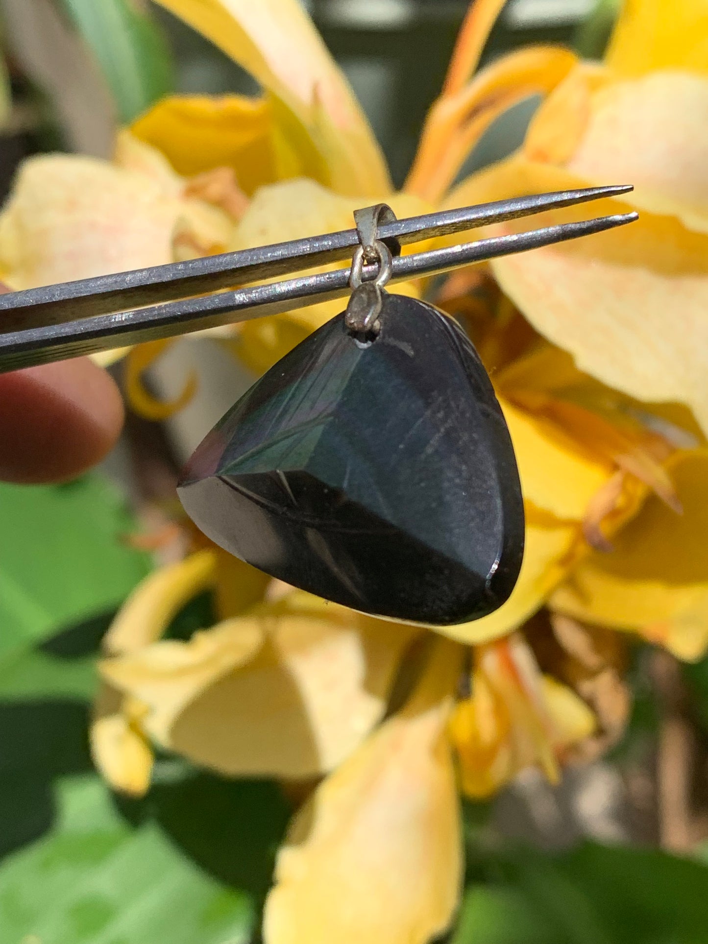 Obsidienne 'Oeil céleste', pendentif avec gravure d'un oeil, de 32mm de hauteur x 32 de largeur x 9 d'épaisseur, fait en France. Vendu avec cordon réglable de couleur noire offert !