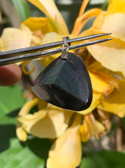 Obsidienne 'Oeil céleste', pendentif avec gravure d'un oeil, de 32mm de hauteur x 32 de largeur x 9 d'épaisseur, fait en France. Vendu avec cordon réglable de couleur noire offert !