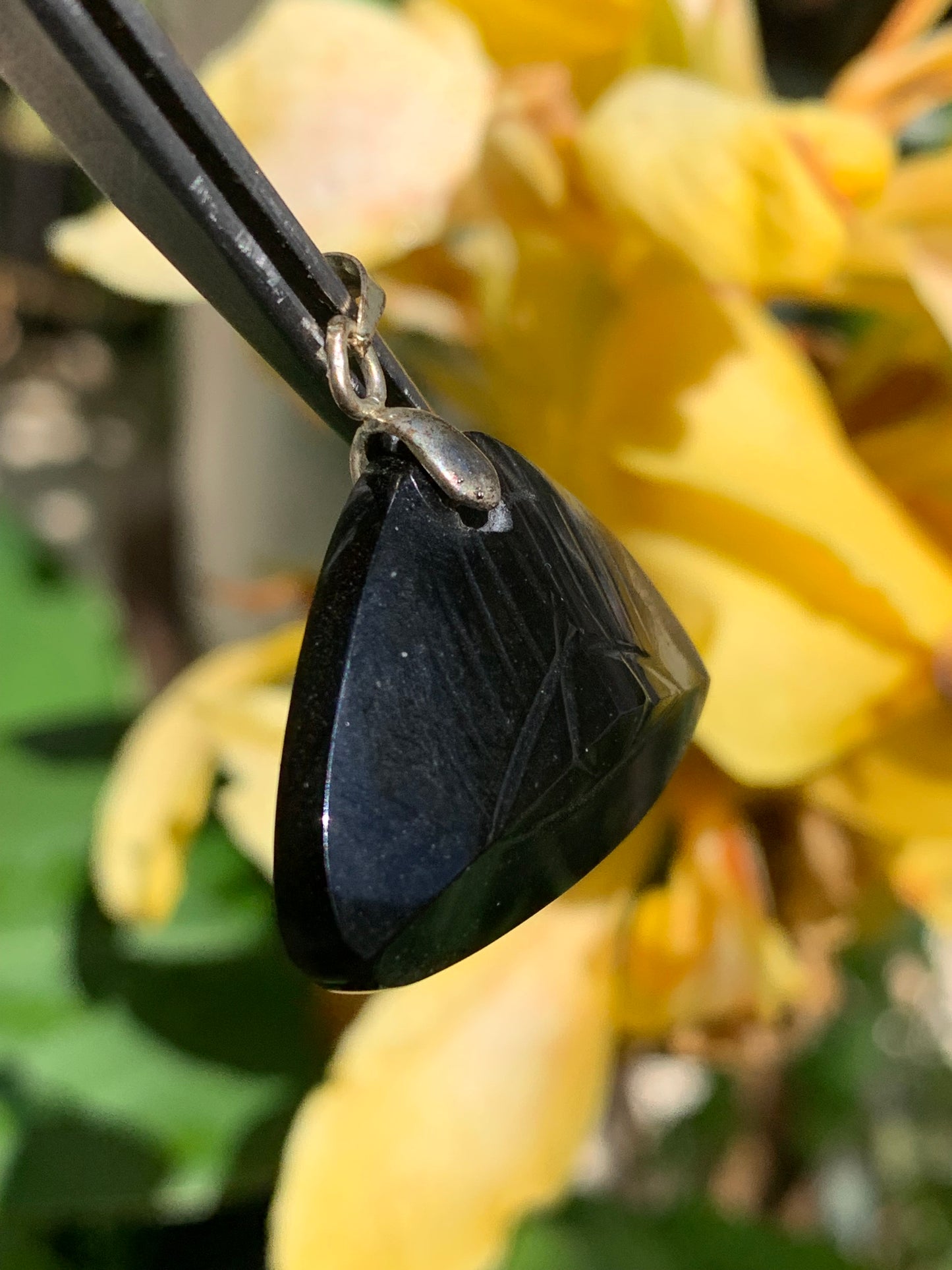 Obsidienne 'Oeil céleste', pendentif avec gravure d'un oeil, de 32mm de hauteur x 32 de largeur x 9 d'épaisseur, fait en France. Vendu avec cordon réglable de couleur noire offert !