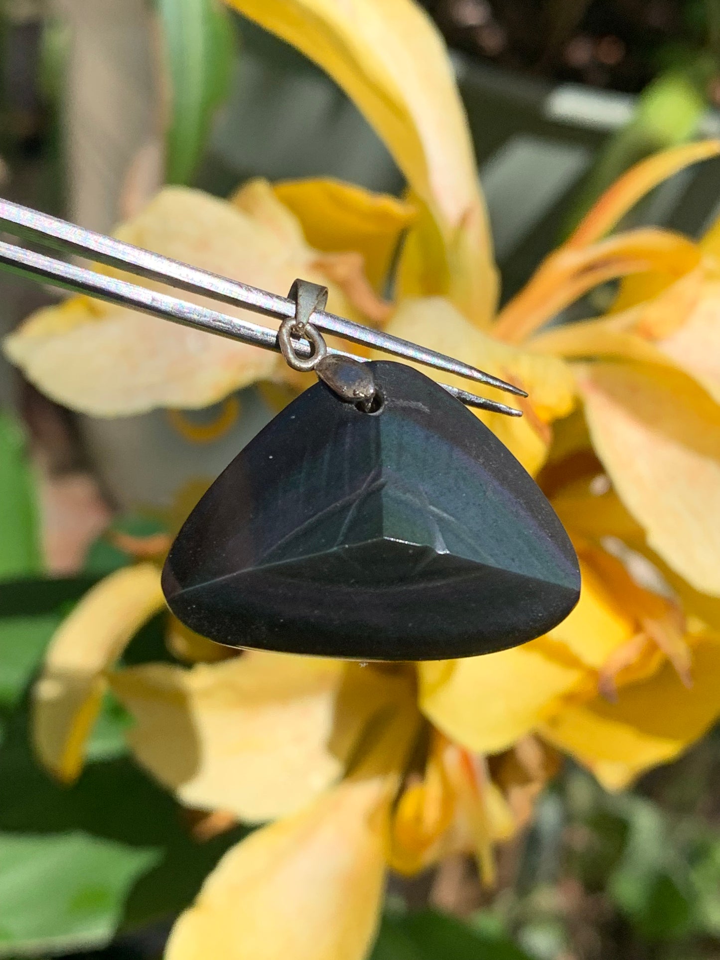 Obsidienne 'Oeil céleste', pendentif avec gravure d'un oeil, de 32mm de hauteur x 32 de largeur x 9 d'épaisseur, fait en France. Vendu avec cordon réglable de couleur noire offert !