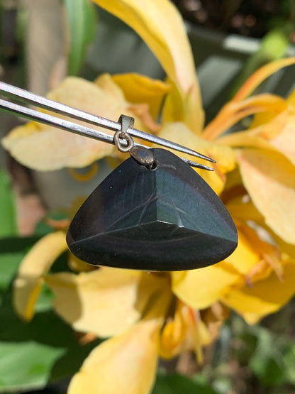 Obsidienne 'Oeil céleste', pendentif avec gravure d'un oeil, de 32mm de hauteur x 32 de largeur x 9 d'épaisseur, fait en France. Vendu avec cordon réglable de couleur noire offert !