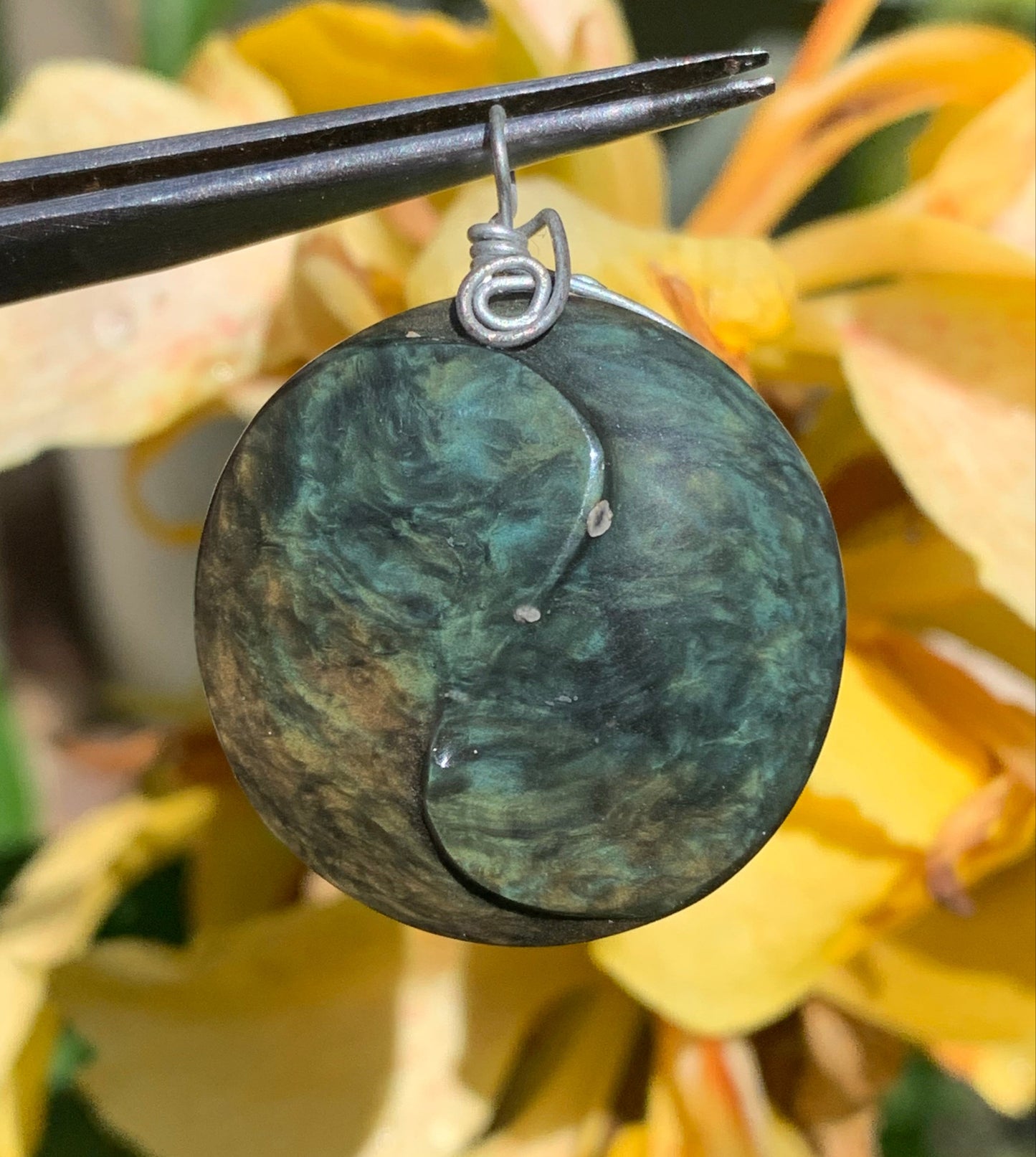 Obsidienne Arc-en-ciel, pendentif Yin-Yang de 40 millimètres de hauteur x 30 mm de largeur x 10 millimètres. Vendu avec cordon noir réglable offert !