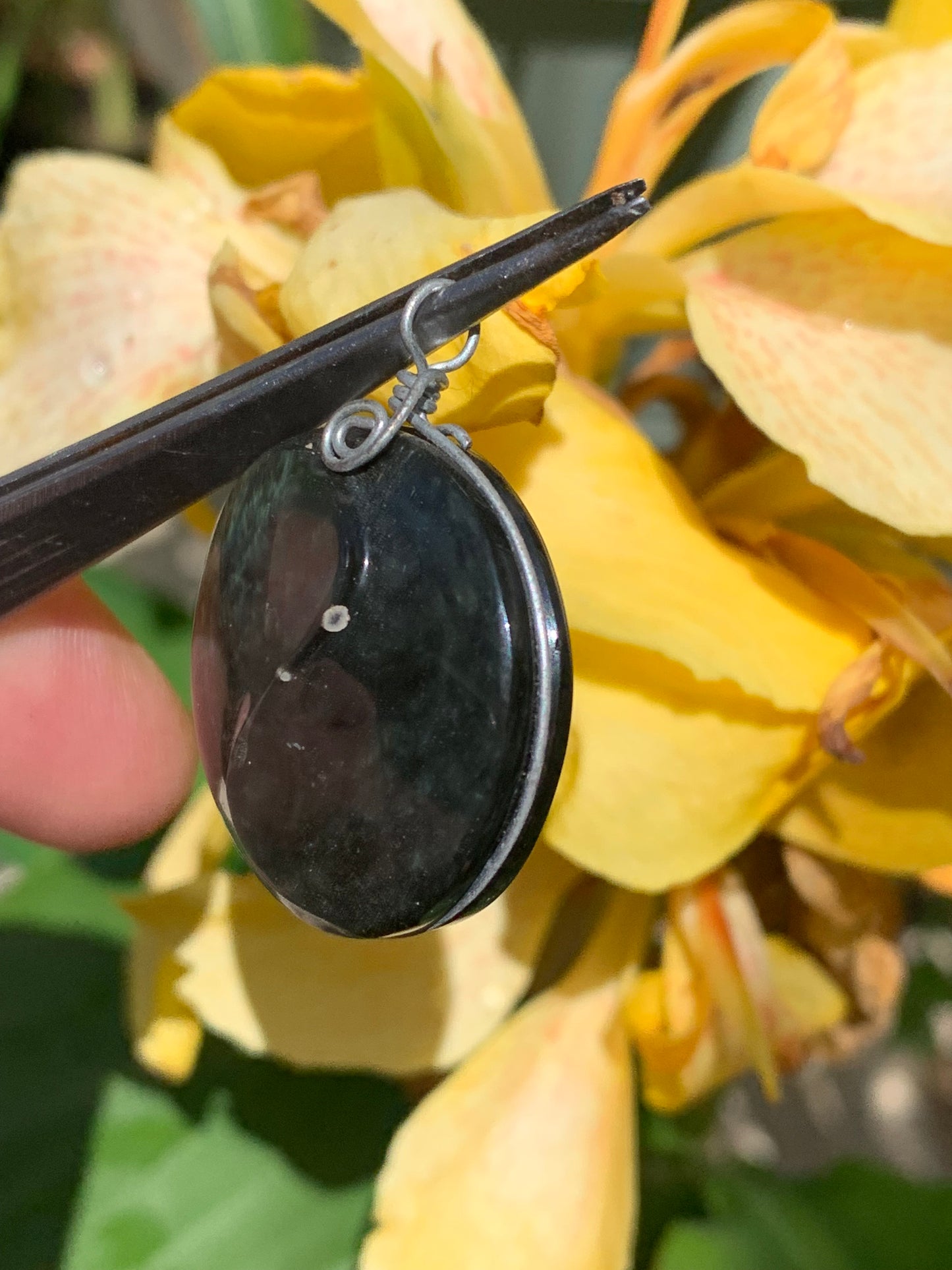 Obsidienne Arc-en-ciel, pendentif Yin-Yang de 40 millimètres de hauteur x 30 mm de largeur x 10 millimètres. Vendu avec cordon noir réglable offert !