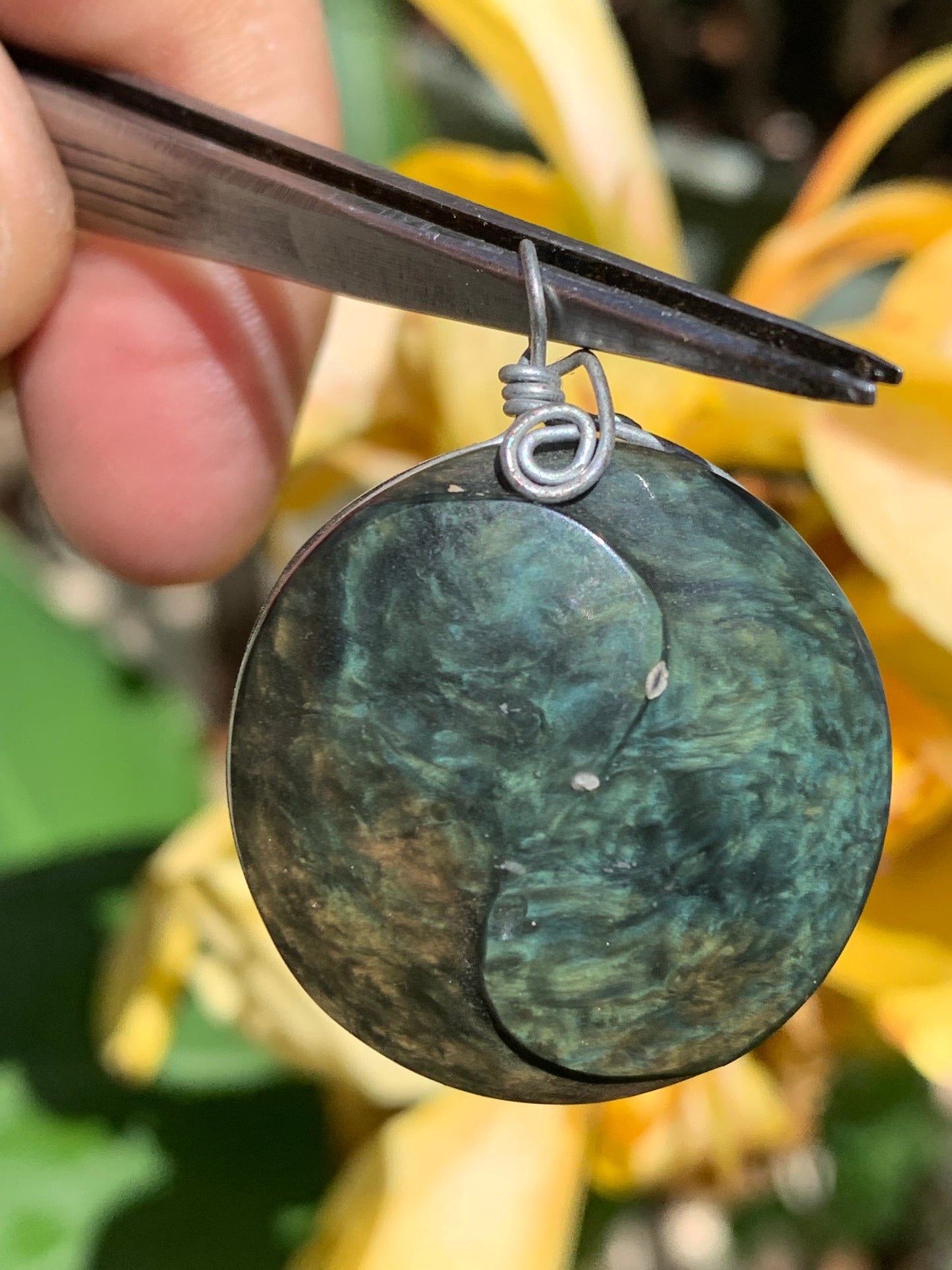 Obsidienne Arc-en-ciel, pendentif Yin-Yang de 40 millimètres de hauteur x 30 mm de largeur x 10 millimètres. Vendu avec cordon noir réglable offert !