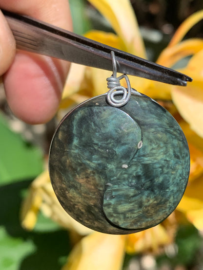 Obsidienne Arc-en-ciel, pendentif Yin-Yang de 40 millimètres de hauteur x 30 mm de largeur x 10 millimètres. Vendu avec cordon noir réglable offert !