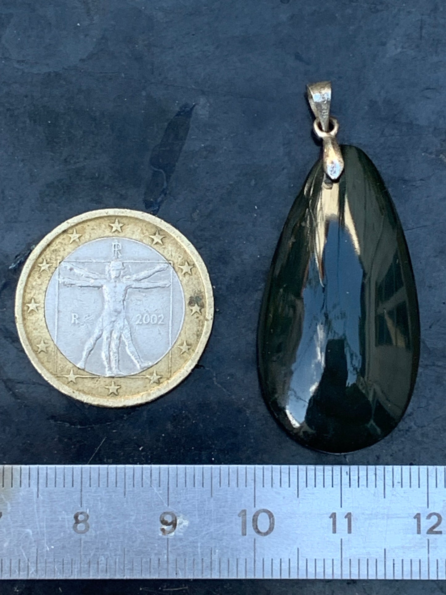Obsidienne Arc-en-ciel, pendentif de 45 millimètres de hauteur x 18 mm de largeur x 10 millimètres. Vendu avec cordon noir réglable offert !