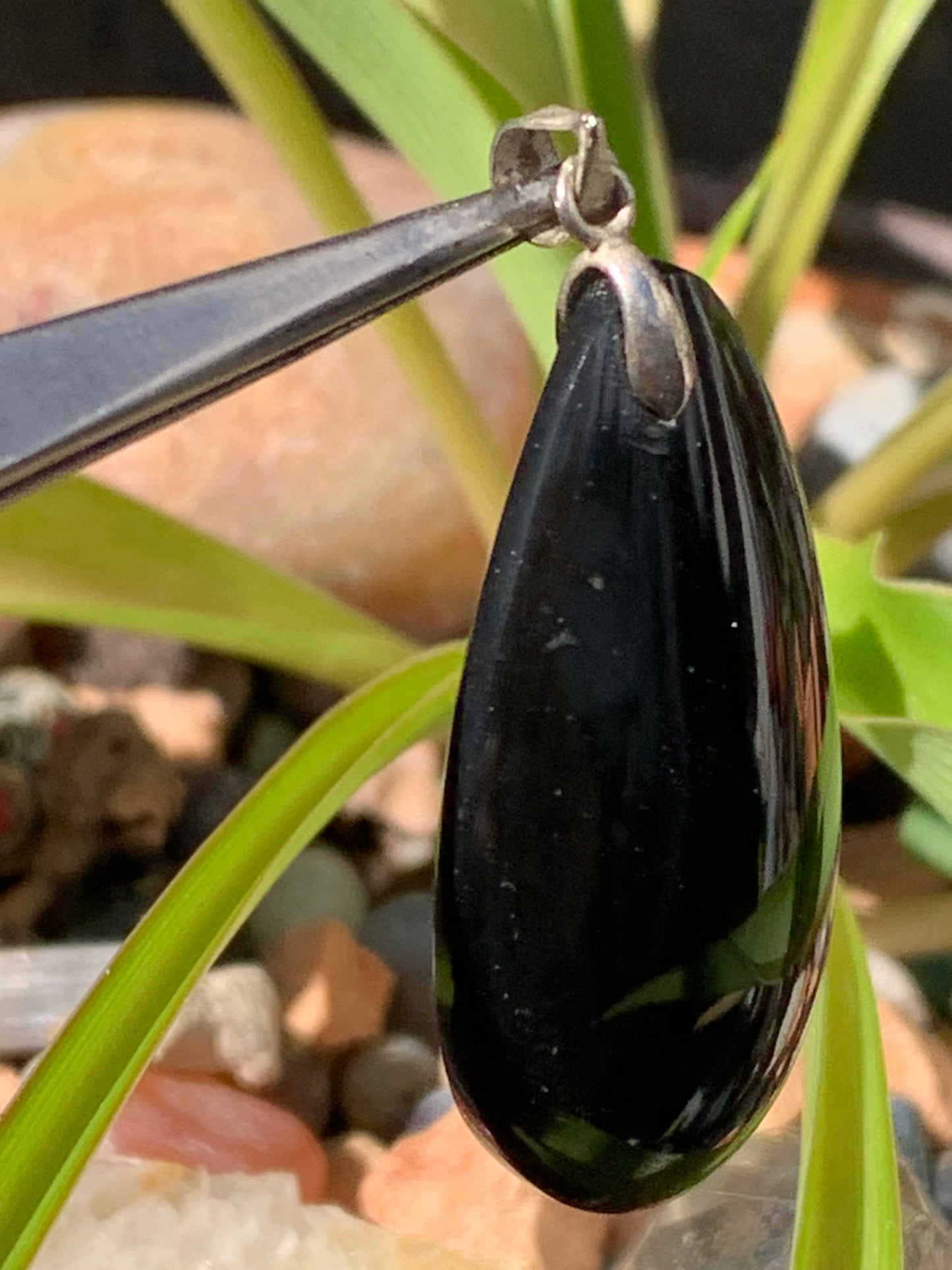 Obsidienne Arc-en-ciel, pendentif de 45 millimètres de hauteur x 18 mm de largeur x 10 millimètres. Vendu avec cordon noir réglable offert !