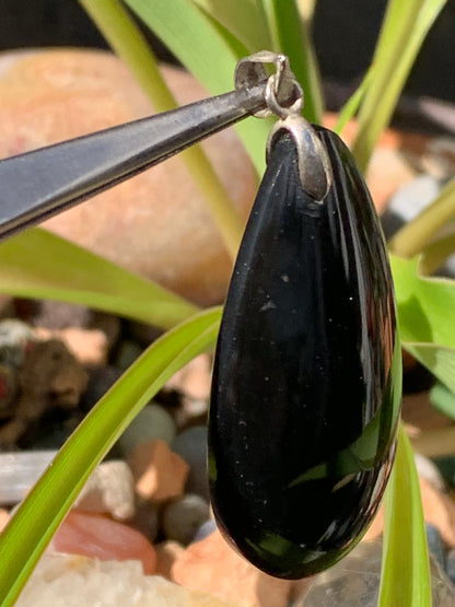 Obsidienne Arc-en-ciel, pendentif de 45 millimètres de hauteur x 18 mm de largeur x 10 millimètres. Vendu avec cordon noir réglable offert !