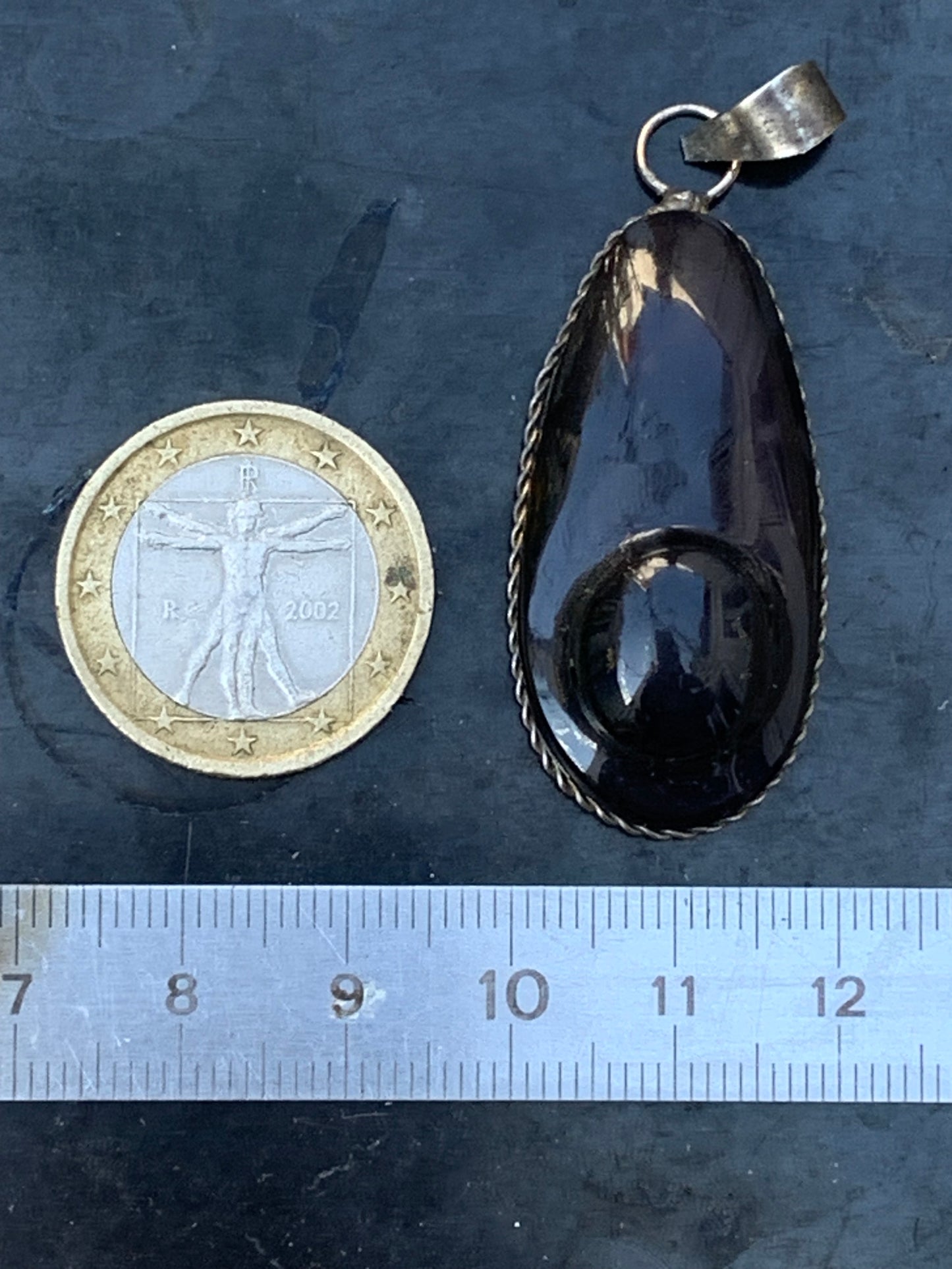 Obsidienne Arc-en-ciel, pendentif de 50 millimètres de hauteur x 20 mm de largeur x 12 millimètres. Vendu avec cordon noir réglable offert !