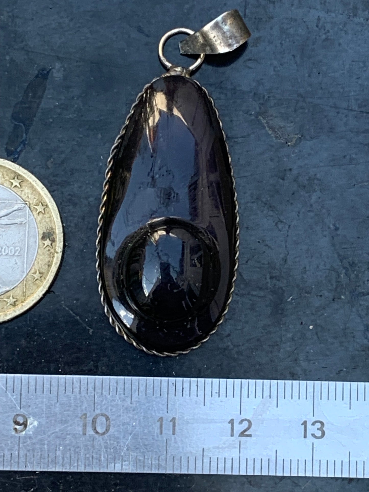 Obsidienne Arc-en-ciel, pendentif de 50 millimètres de hauteur x 20 mm de largeur x 12 millimètres. Vendu avec cordon noir réglable offert !