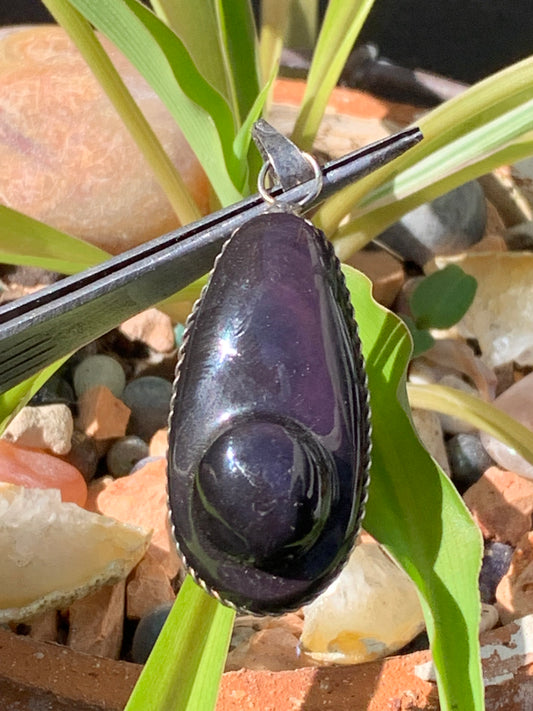 Obsidienne 'Oeil céleste', pendentif de 50mm de hauteur x 25 de largeur x 10 d'épaisseur, fait en France. Vendu avec cordon réglable de couleur noire offert !