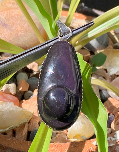Obsidienne Arc-en-ciel, pendentif de 50 millimètres de hauteur x 20 mm de largeur x 12 millimètres. Vendu avec cordon noir réglable offert !