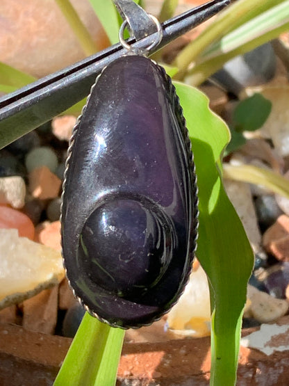 Obsidienne 'Oeil céleste', pendentif de 50mm de hauteur x 25 de largeur x 10 d'épaisseur, fait en France. Vendu avec cordon réglable de couleur noire offert !