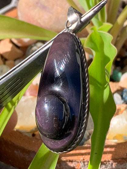 Obsidienne Arc-en-ciel, pendentif de 50 millimètres de hauteur x 20 mm de largeur x 12 millimètres. Vendu avec cordon noir réglable offert !