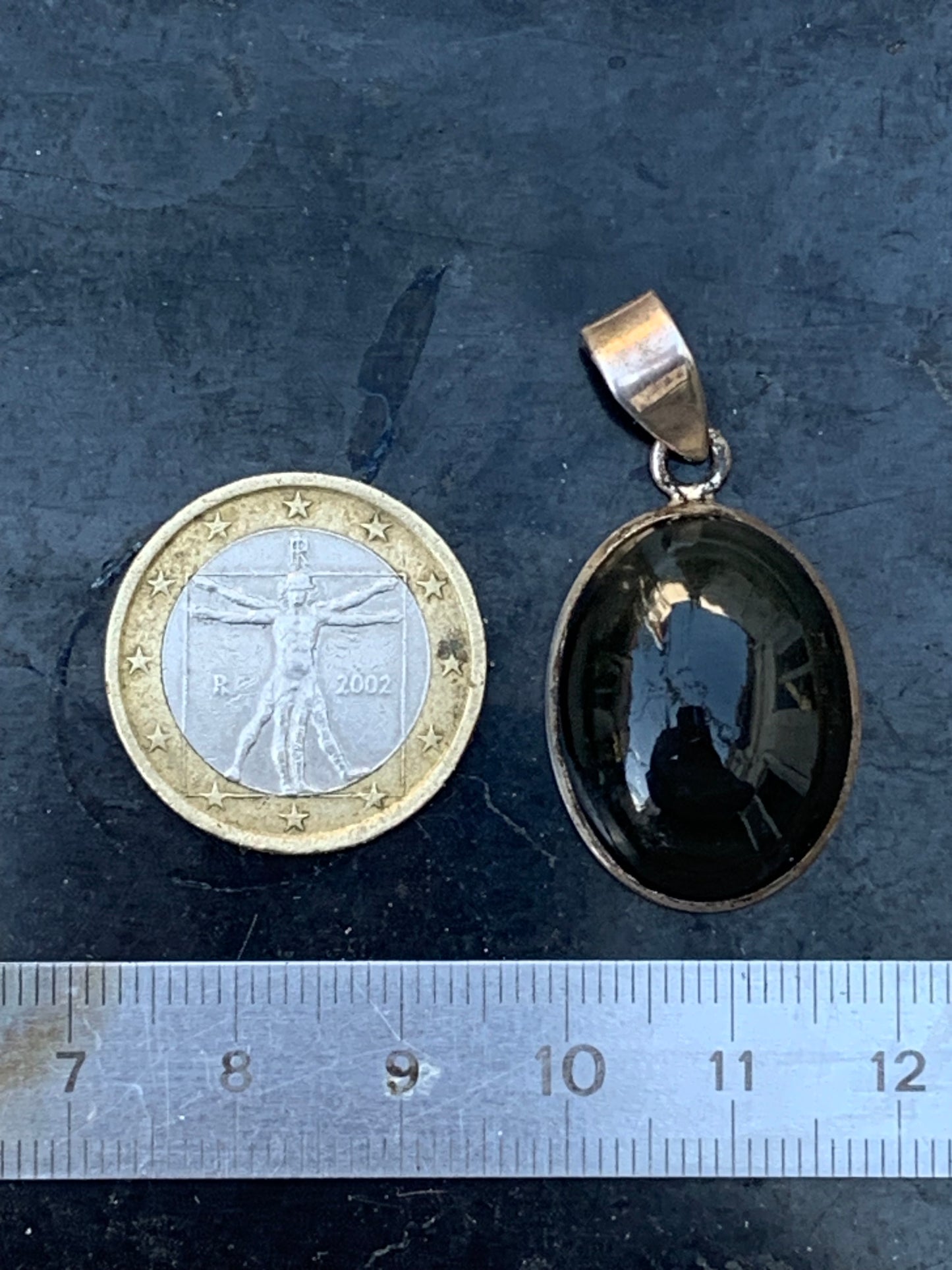 Obsidienne Oeil celeste, pendentif en Argent 925, de 37 millimètres de hauteur x 20 mm de largeur x 10 millimètres. Vendu avec cordon noir réglable offert !