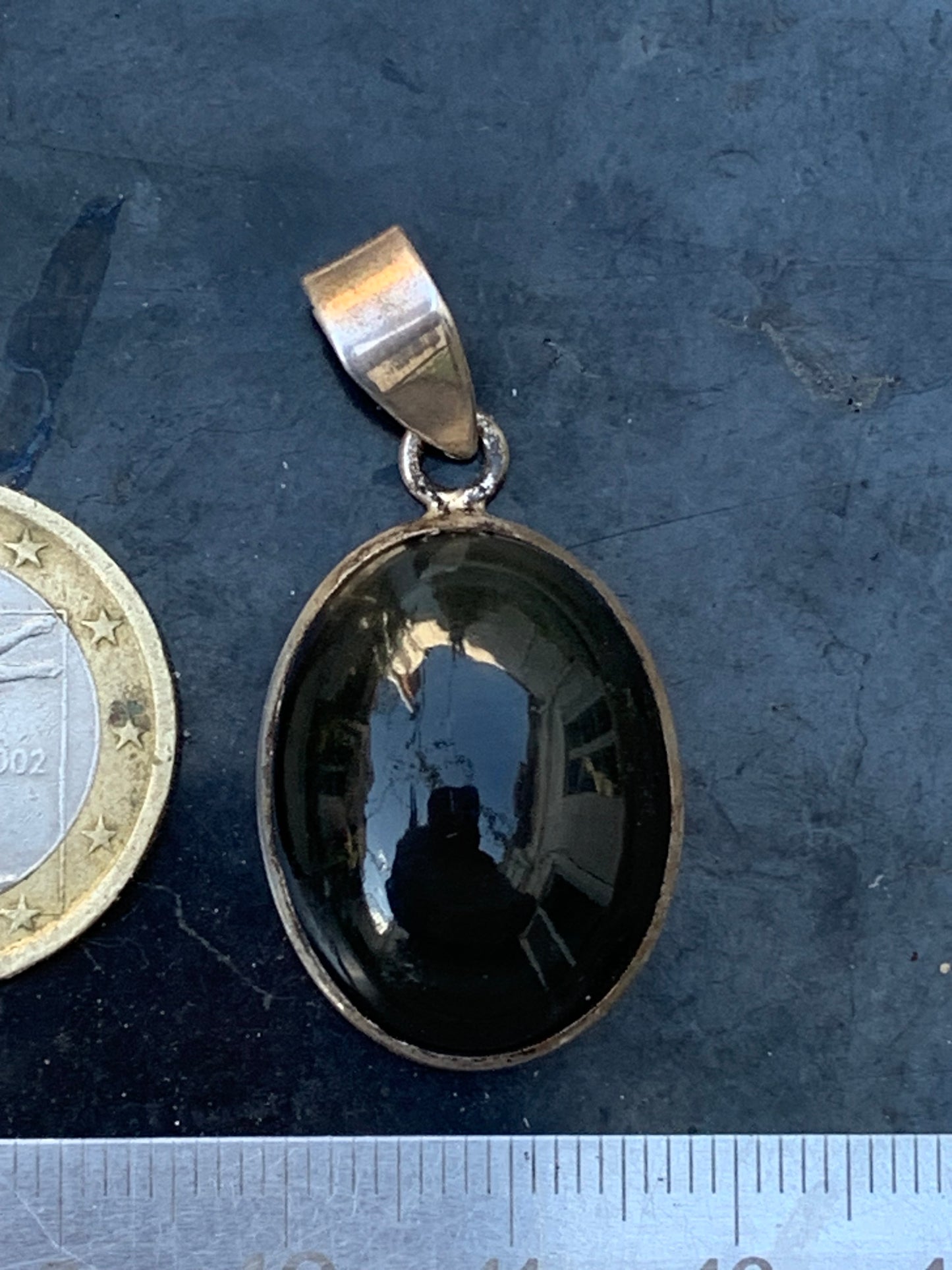 Obsidienne Oeil celeste, pendentif en Argent 925, de 37 millimètres de hauteur x 20 mm de largeur x 10 millimètres. Vendu avec cordon noir réglable offert !